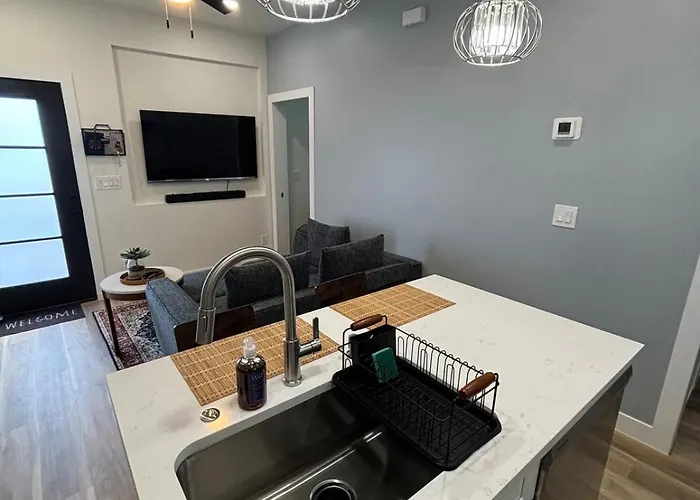 Modern Downtown 1br With Private Garage Apartment