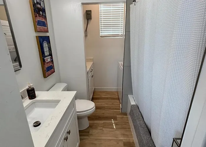 Modern Downtown 1br With Private Garage Apartment *