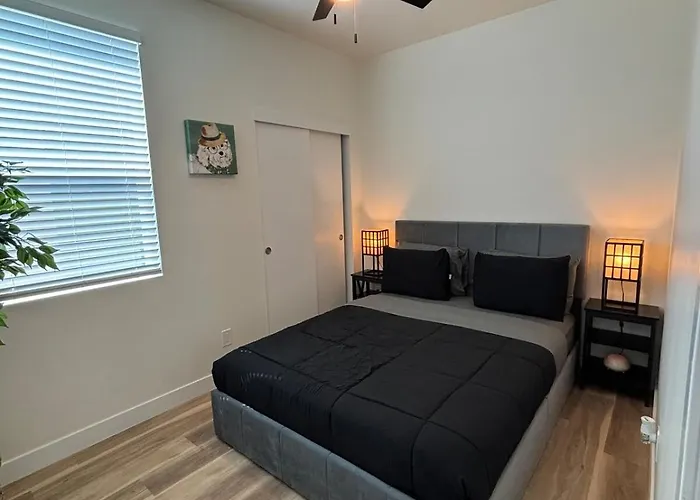 Modern Downtown 1br With Private Garage Apartment *