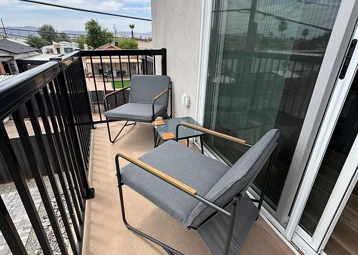 Modern Downtown 1br With Private Garage Apartment *